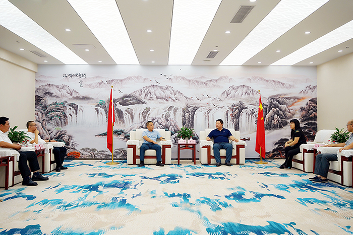 汕尾市城區(qū)常委、常務(wù)副區(qū)長(zhǎng)張新順到訪聯(lián)合企業(yè)集團(tuán)